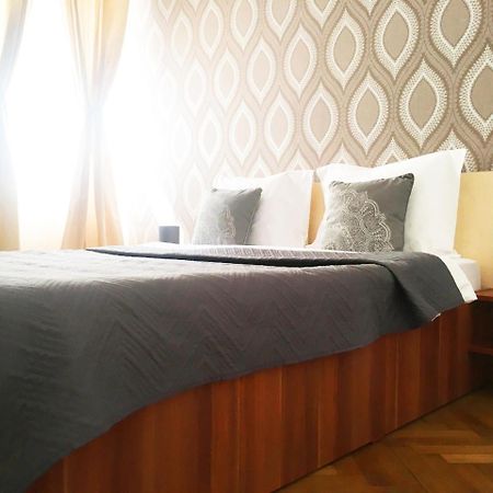 Sunny Old Town Apartment Брашов Екстер'єр фото