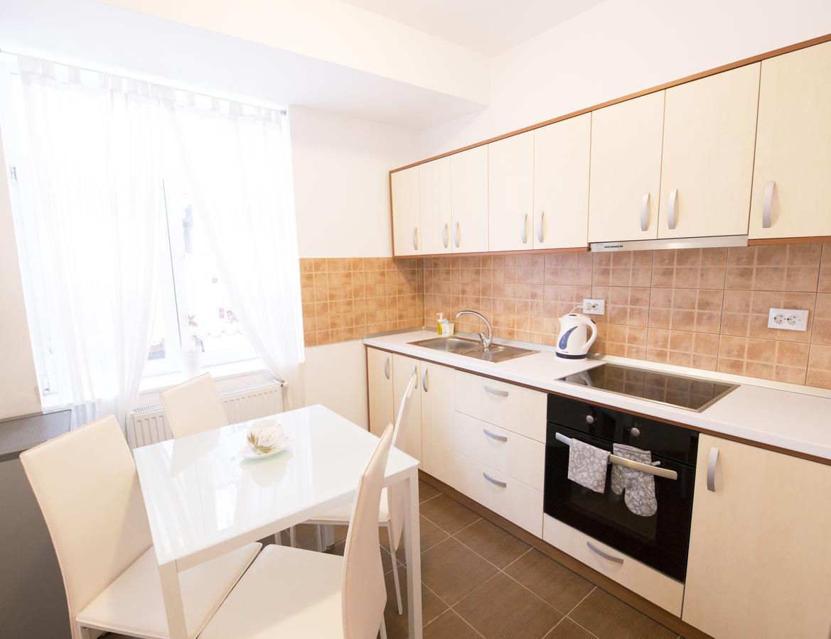 Sunny Old Town Apartment Брашов Екстер'єр фото