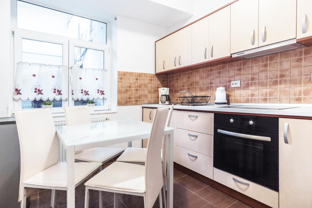 Sunny Old Town Apartment Брашов Екстер'єр фото